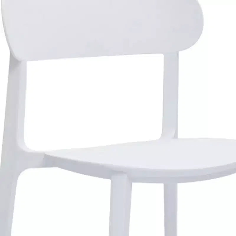 Lot de quatre chaises de salle à manger HomeRoots en plastique blanc ultra-résistant