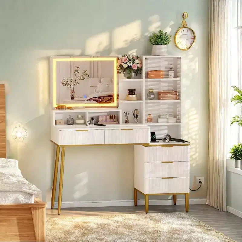Coiffeuse moderne avec miroir LED et prises, table de maquillage à 5 tiroirs avec plateau en verre trempé et étagère de rangement pour chambre, blanc