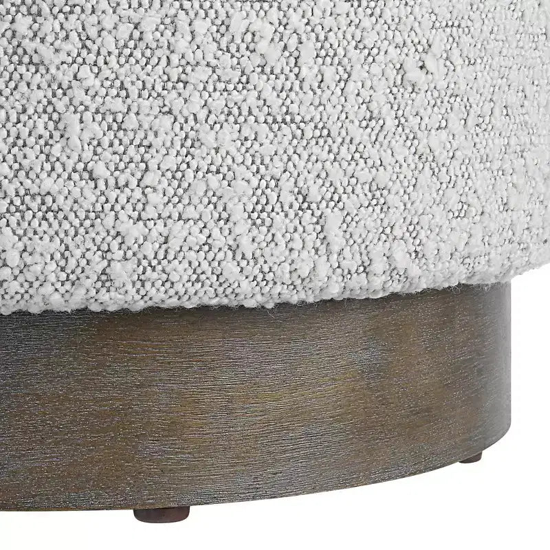 Pouf Avila Uttermost en tissu gris et blanc avec base en bois