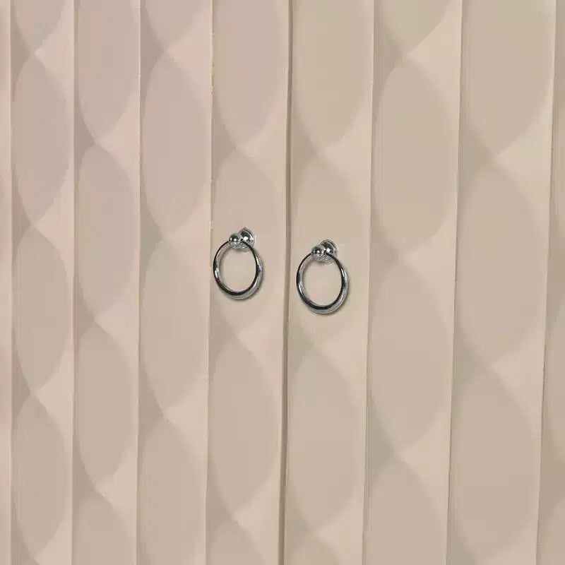 Buffet 4 portes Hostack avec portes à motif convexe et 2 poignées argentées pour salon, amande