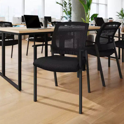 Chaise d'appoint empilable en maille noire HERCULES de qualité commerciale avec accoudoirs et cadre en acier noir thermolaqué de Flash Furniture