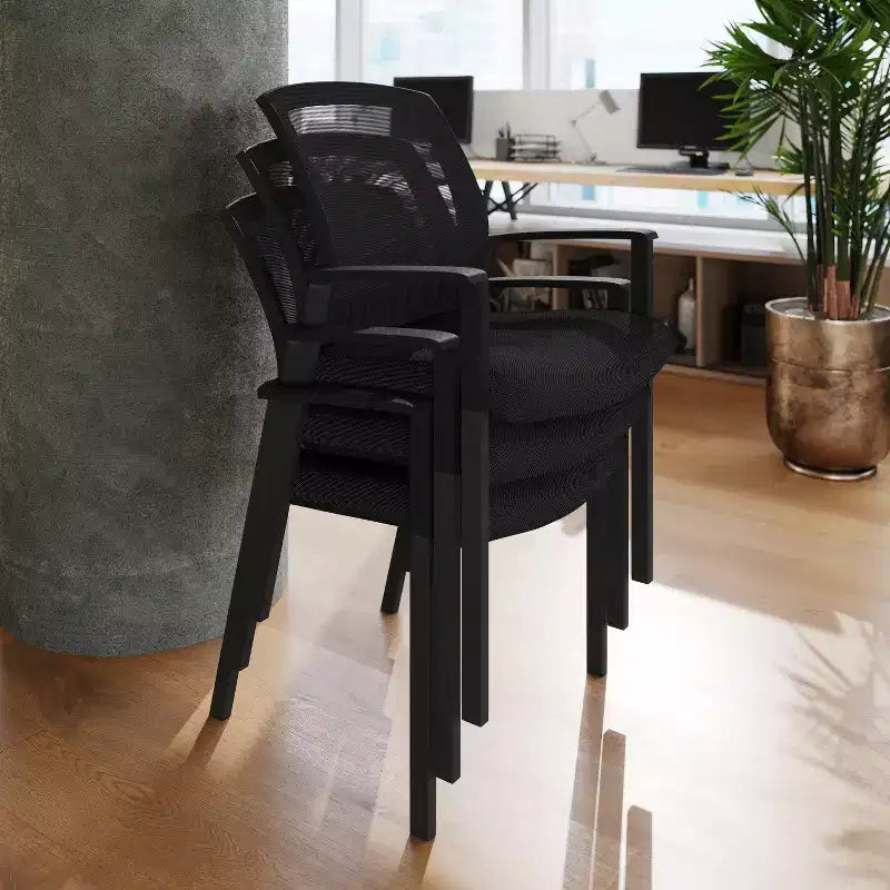Chaise d'appoint empilable en maille noire HERCULES de qualité commerciale avec accoudoirs et cadre en acier noir thermolaqué de Flash Furniture