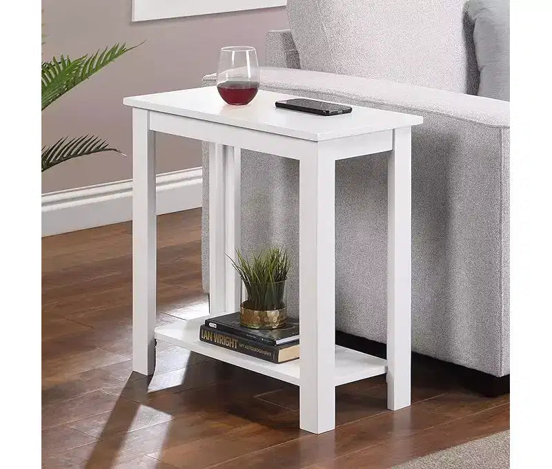 Table d'appoint compacte HomeStock Belmont avec finition grain de bois et étagère inférieure pour un rangement et un affichage pratiques