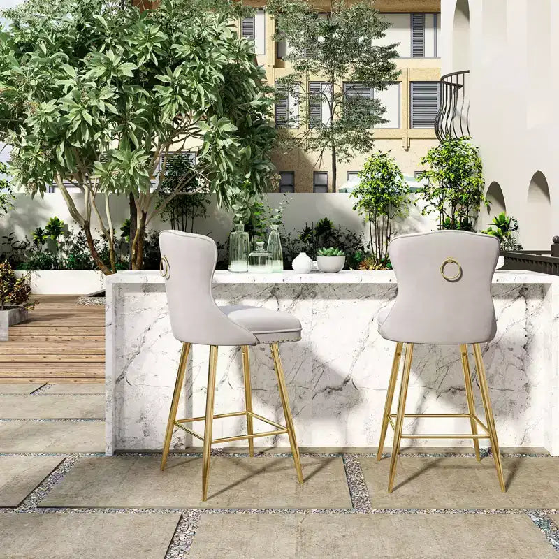 Lot de 2 tabourets de bar à hauteur de comptoir Okak en similicuir pour salles à manger, îlots de cuisine, chaises à dossier capitonné avec pieds dorés
