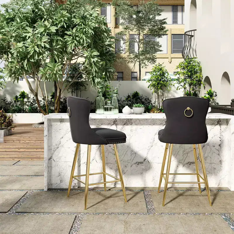 Lot de 2 tabourets de bar à hauteur de comptoir Okak en similicuir pour salles à manger, îlots de cuisine, chaises à dossier capitonné avec pieds dorés