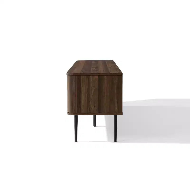 Meuble TV moderne LuxenHome 71" pour téléviseurs jusqu'à 75", console multimédia en bois marron avec portes coulissantes tressées
