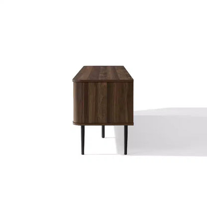 Meuble TV moderne LuxenHome 71" pour téléviseurs jusqu'à 75", console multimédia en bois marron avec portes coulissantes tressées
