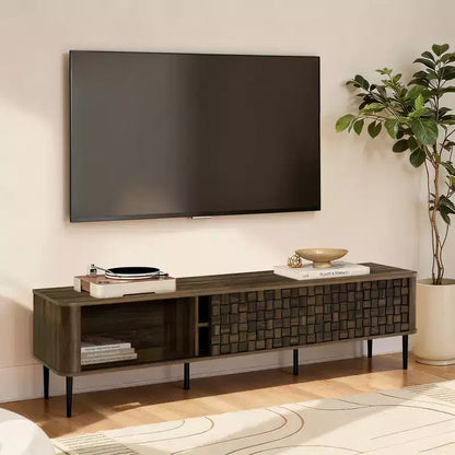 Meuble TV moderne LuxenHome 71" pour téléviseurs jusqu'à 75", console multimédia en bois marron avec portes coulissantes tressées