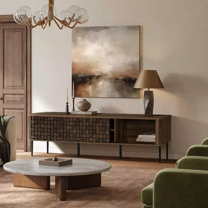 Meuble TV moderne LuxenHome 71" pour téléviseurs jusqu'à 75", console multimédia en bois marron avec portes coulissantes tressées