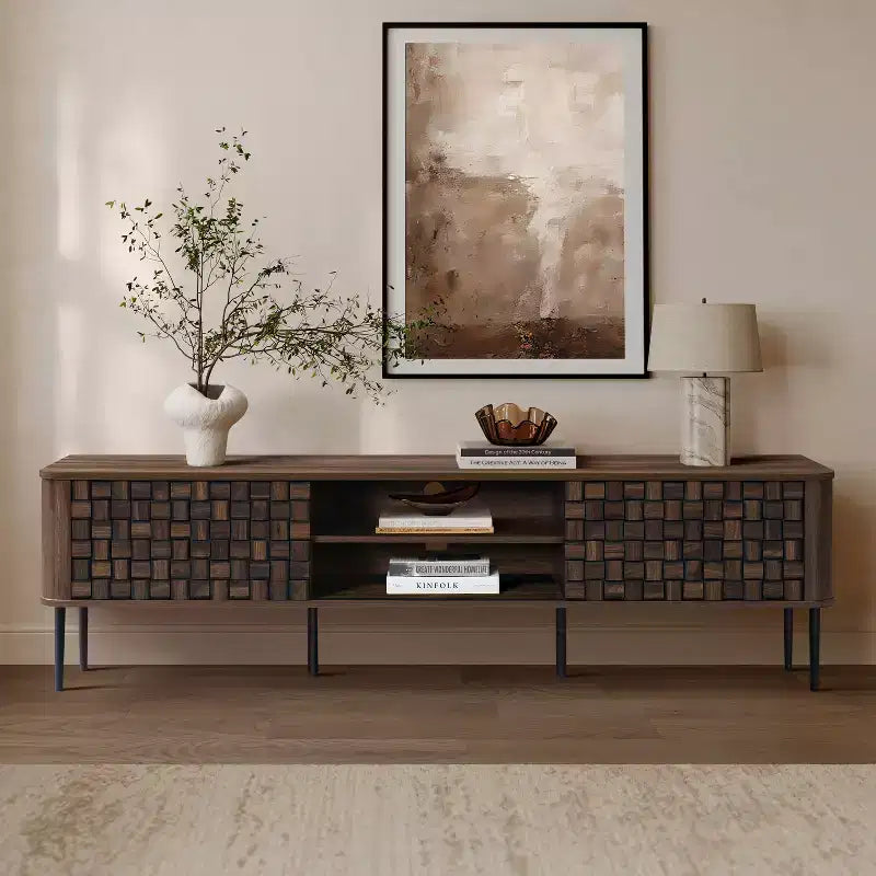 Meuble TV moderne LuxenHome 71" pour téléviseurs jusqu'à 75", console multimédia en bois marron avec portes coulissantes tressées