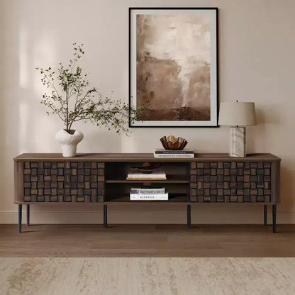 Meuble TV moderne LuxenHome 71" pour téléviseurs jusqu'à 75", console multimédia en bois marron avec portes coulissantes tressées
