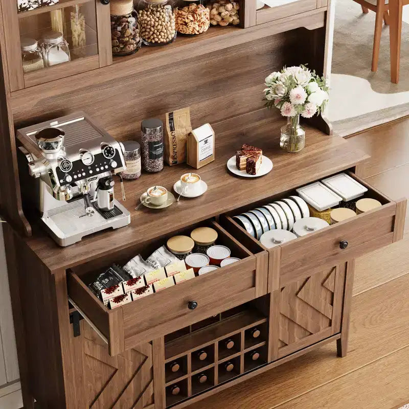 Meuble de bar à vin Garvee, buffet de cuisine de style campagnard avec casiers à vin et tiroirs, vaisselier de cuisine éclairé par LED avec portes coulissantes