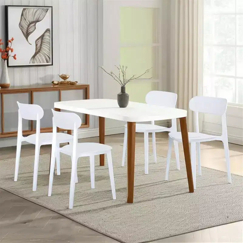 Lot de quatre chaises de salle à manger HomeRoots en plastique blanc ultra-résistant