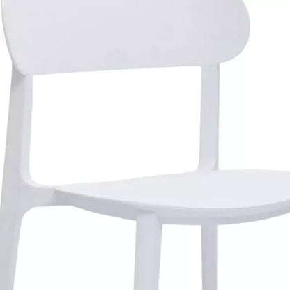 Lot de quatre chaises de salle à manger HomeRoots en plastique blanc ultra-résistant