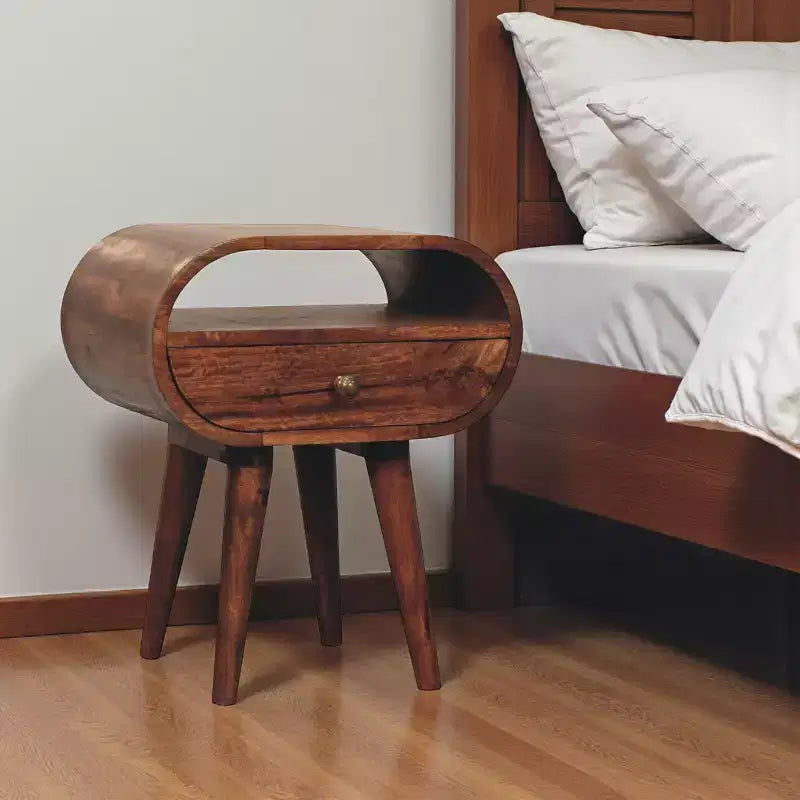 HomeRoots 21 Table de chevet ovale à un tiroir en bois massif brun