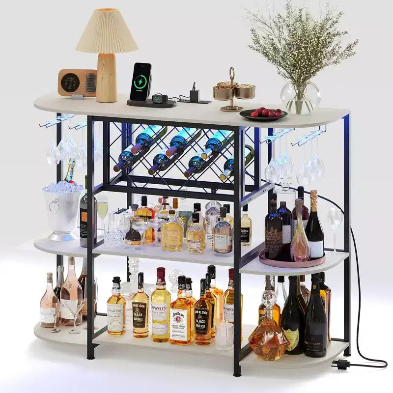 Meuble de bar pour la maison, chariot de bar avec prise de courant, table de mini-bar en métal avec rangement à 4 niveaux, casiers à vin avec porte-verres pour la maison