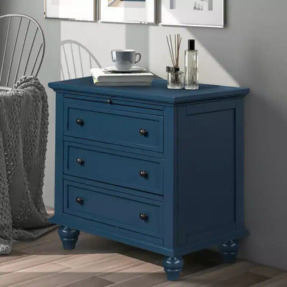 Table de chevet moderne à trois tiroirs en pin avec plateau coulissant, pieds en bois dur, convient pour les chambres, les salons et les bureaux.