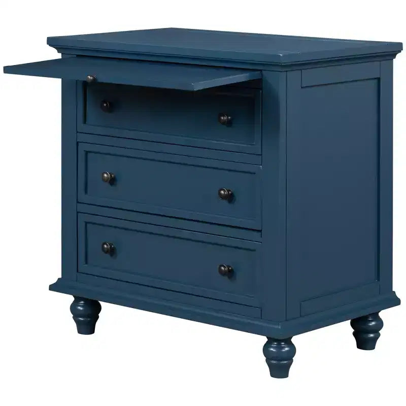 Table de chevet moderne à trois tiroirs en pin avec plateau coulissant, pieds en bois dur, convient pour les chambres, les salons et les bureaux.