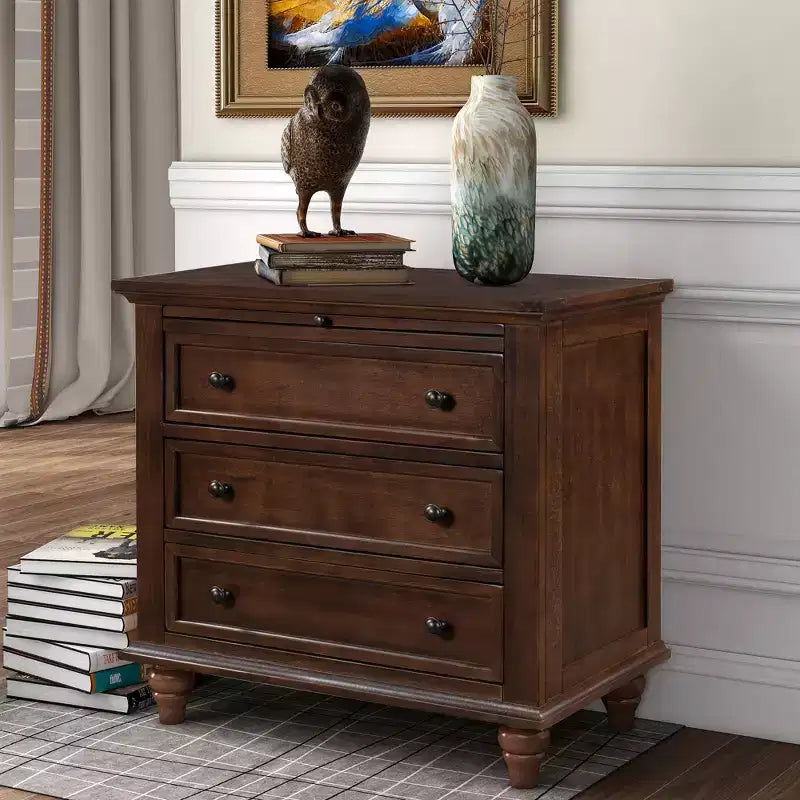 Table de chevet moderne à trois tiroirs en pin avec plateau coulissant, pieds en bois dur, convient pour les chambres, les salons et les bureaux.