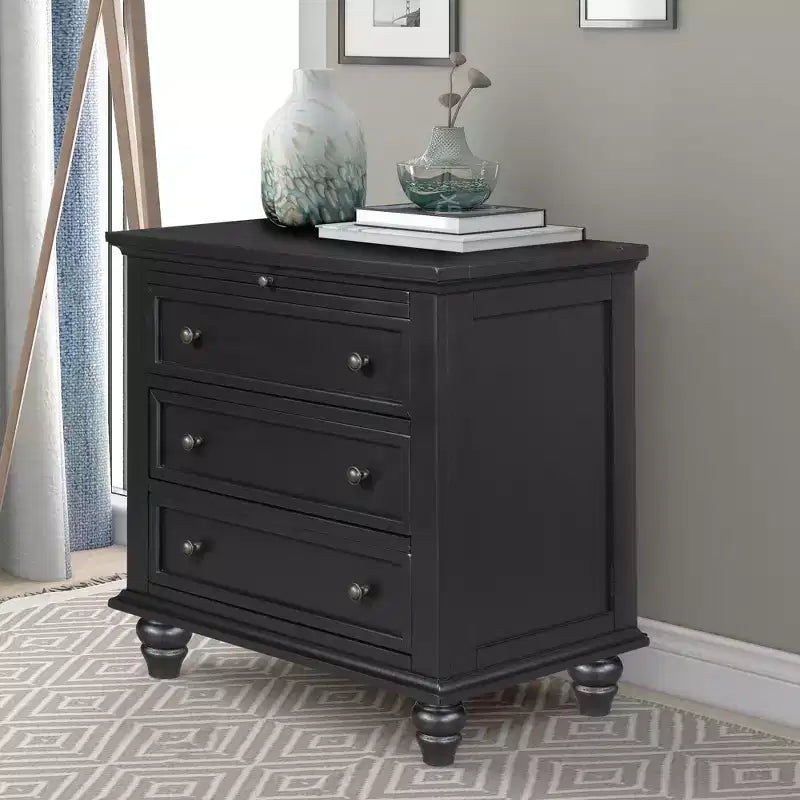 Table de chevet moderne à trois tiroirs en pin avec plateau coulissant, pieds en bois dur, convient pour les chambres, les salons et les bureaux.