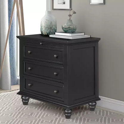 Table de chevet moderne à trois tiroirs en pin avec plateau coulissant, pieds en bois dur, convient pour les chambres, les salons et les bureaux.