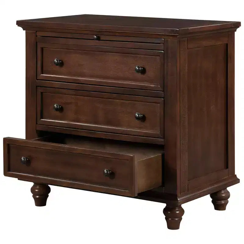 Table de chevet moderne à trois tiroirs en pin avec plateau coulissant, pieds en bois dur, convient pour les chambres, les salons et les bureaux.