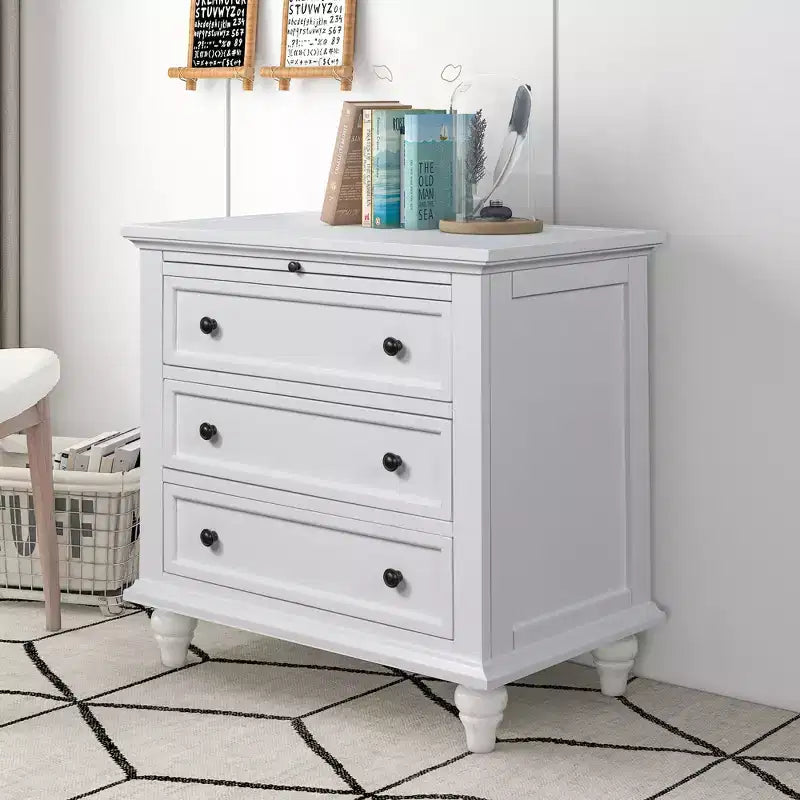 Table de chevet moderne à trois tiroirs en pin avec plateau coulissant, pieds en bois dur, convient pour les chambres, les salons et les bureaux.