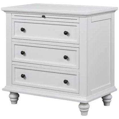 Table de chevet moderne à trois tiroirs en pin avec plateau coulissant, pieds en bois dur, convient pour les chambres, les salons et les bureaux.