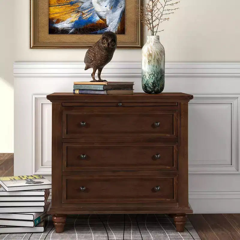 Table de chevet moderne à trois tiroirs en pin avec plateau coulissant, pieds en bois dur, convient pour les chambres, les salons et les bureaux.