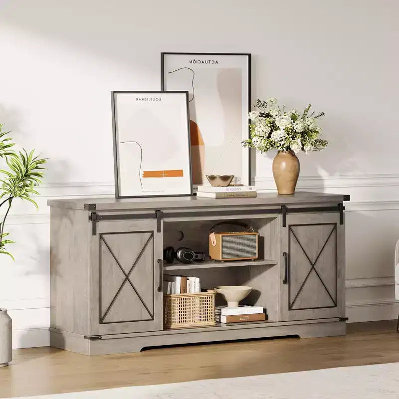 Meuble TV adapté aux téléviseurs de 65 pouces, doté de portes coulissantes de style grange. Meuble de rangement et meuble TV pour salon.
