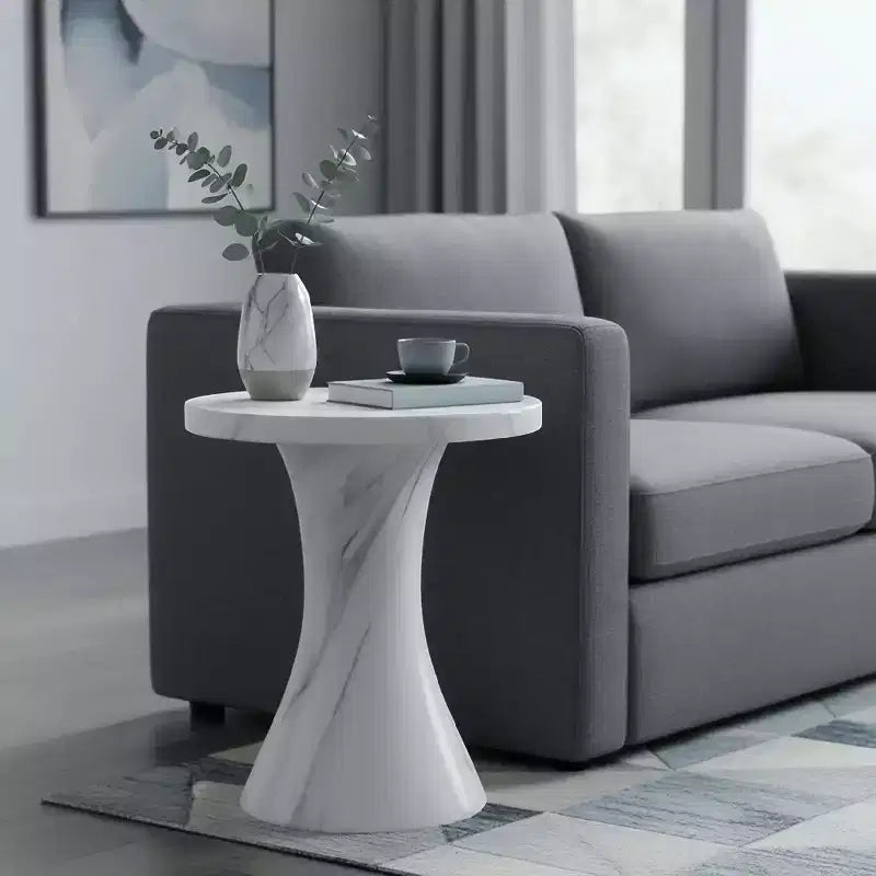 Table d'appoint ronde LeisureMod Isidra 19 en fibrestone avec finition effet marbre et piètement tulipe évasé pour salons, patios ou espaces lounge