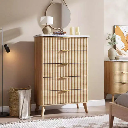 Commode à cinq tiroirs encastrés, avec un design aux contours incurvés, convenant aux salons, chambres d'enfants et couloirs.