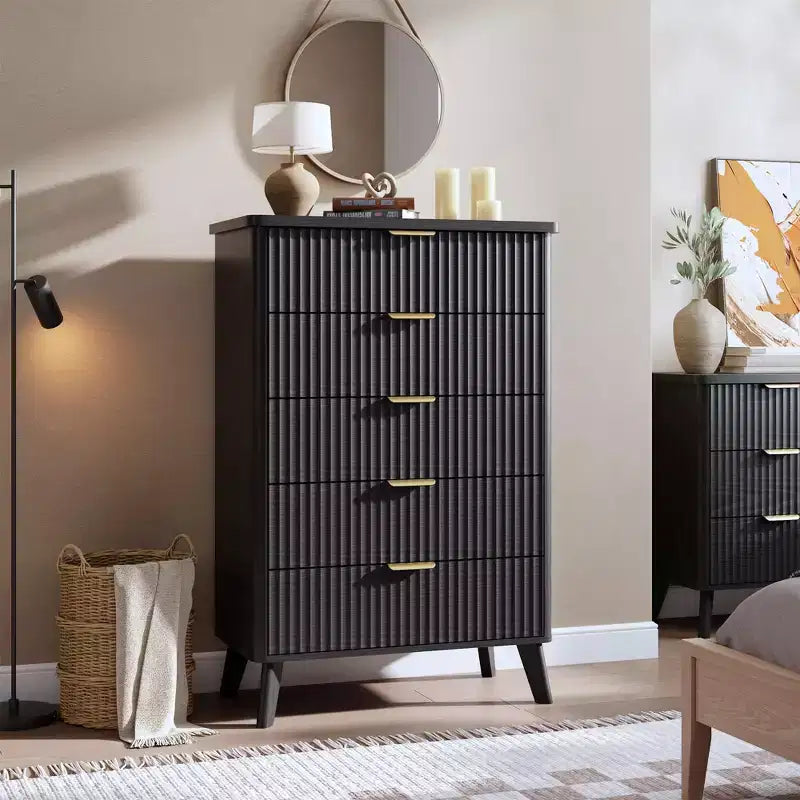 Commode à cinq tiroirs encastrés, avec un design aux contours incurvés, convenant aux salons, chambres d'enfants et couloirs.