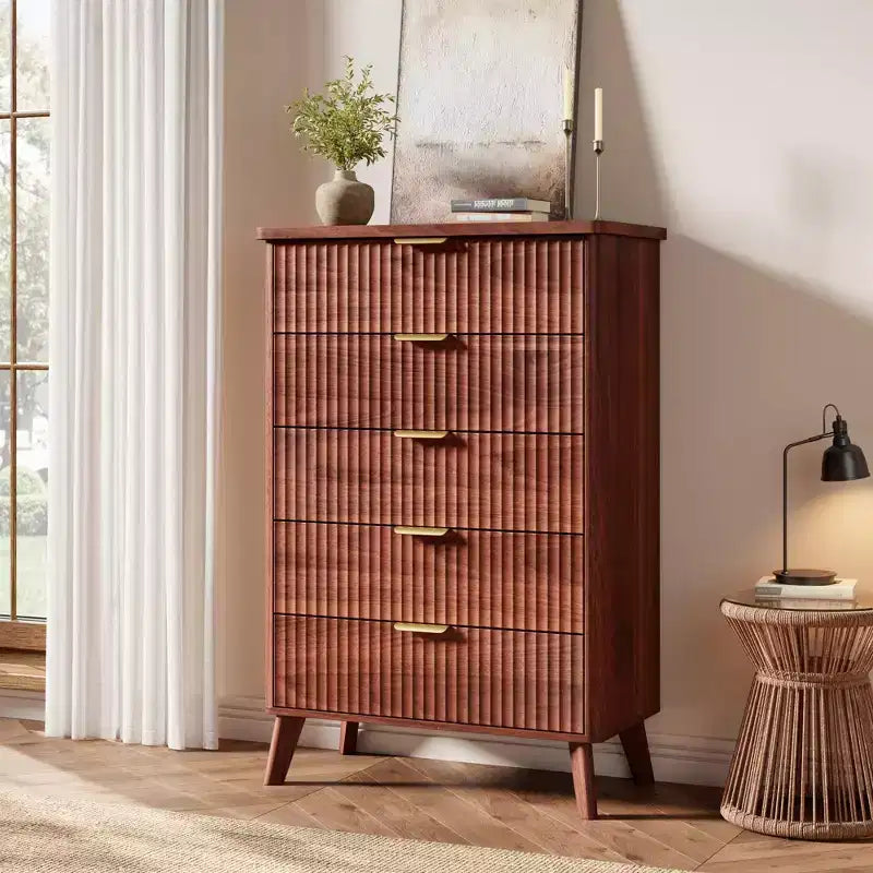 Commode à cinq tiroirs encastrés, avec un design aux contours incurvés, convenant aux salons, chambres d'enfants et couloirs.