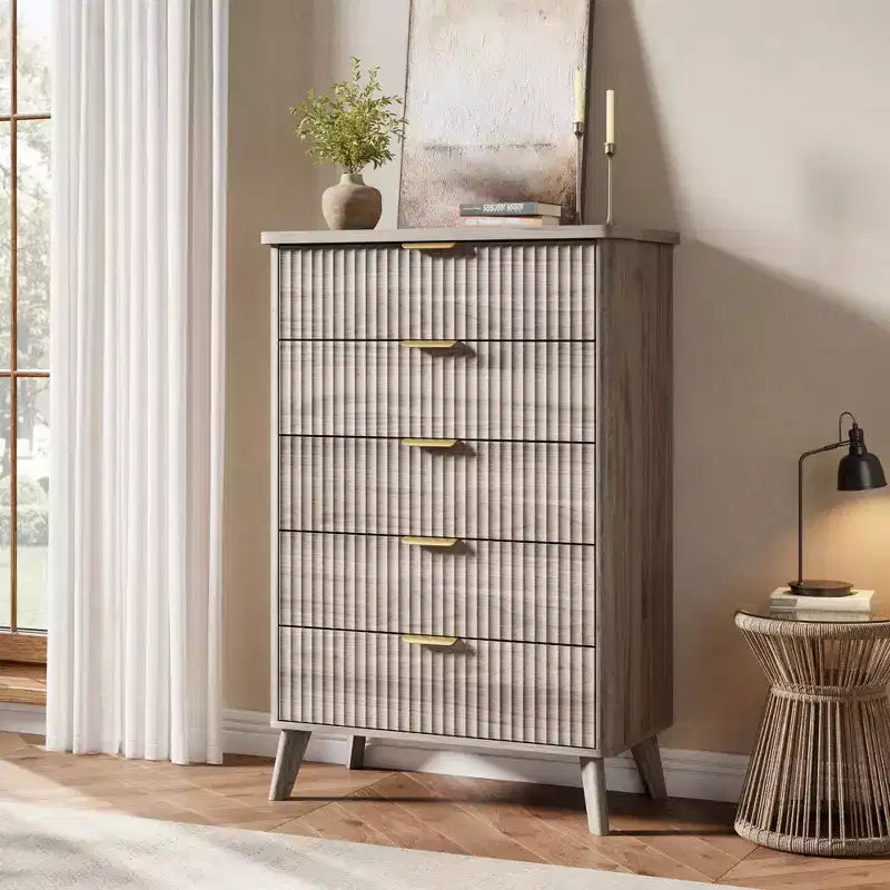 Commode à cinq tiroirs encastrés, avec un design aux contours incurvés, convenant aux salons, chambres d'enfants et couloirs.