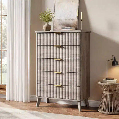 Commode à cinq tiroirs encastrés, avec un design aux contours incurvés, convenant aux salons, chambres d'enfants et couloirs.