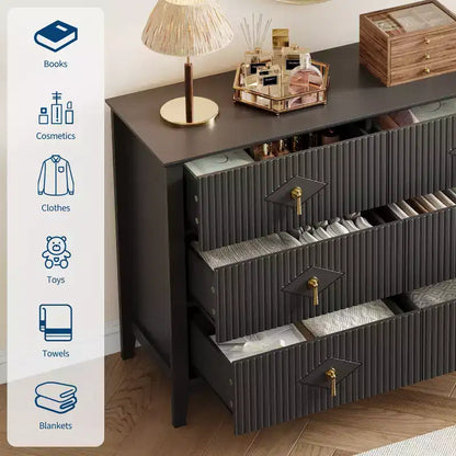 Commode de chambre à trois tiroirs avec poignées métalliques, convenant comme meuble TV ou armoire de rangement en bois pour chambres, salons ou couloirs.