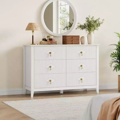 Commode de chambre à trois tiroirs avec poignées métalliques, convenant comme meuble TV ou armoire de rangement en bois pour chambres, salons ou couloirs.