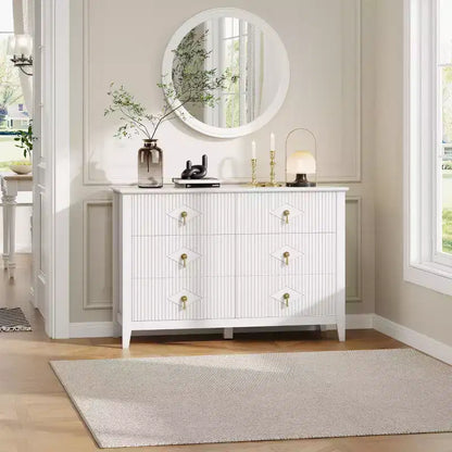 Commode de chambre à trois tiroirs avec poignées métalliques, convenant comme meuble TV ou armoire de rangement en bois pour chambres, salons ou couloirs.