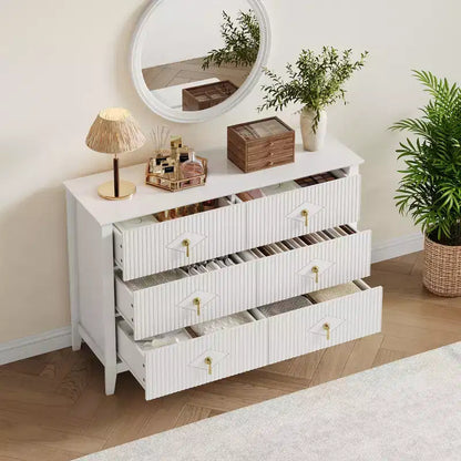 Commode de chambre à trois tiroirs avec poignées métalliques, convenant comme meuble TV ou armoire de rangement en bois pour chambres, salons ou couloirs.