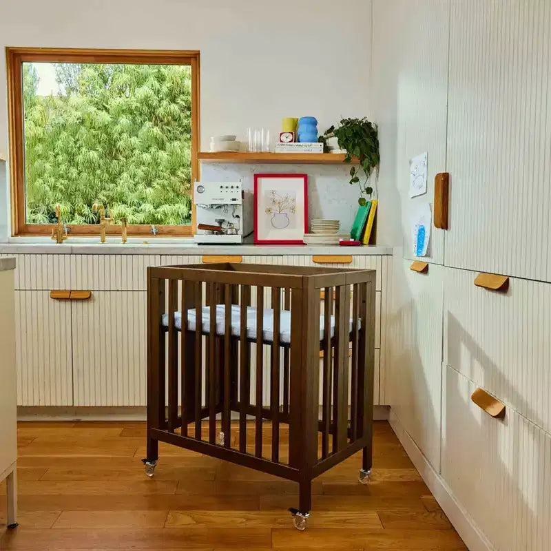 Lit de bébé évolutif 9-en-1 Babyletto Rolli avec berceau et kits de conversion pour lit de bambin