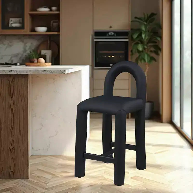 Meridian Furniture, Tabouret Amari en cuir végétalien