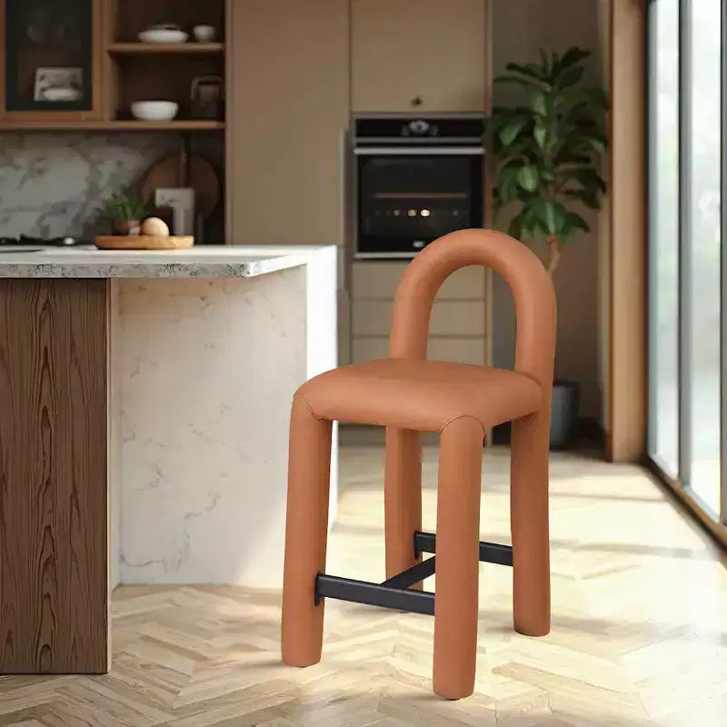 Meridian Furniture, Tabouret Amari en cuir végétalien