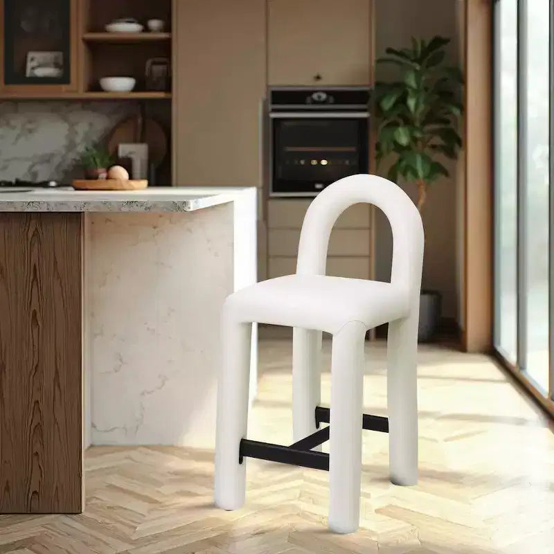 Meridian Furniture, Tabouret Amari en cuir végétalien