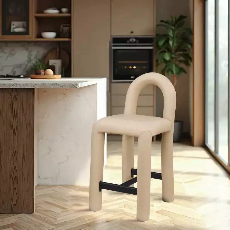 Meridian Furniture, Tabouret Amari en cuir végétalien