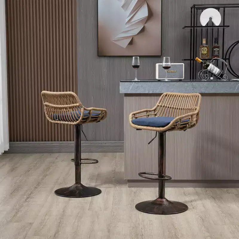 Tabourets de bar modernes pivotants Okak hauteur comptoir, lot de 2, tabourets de bar en rotin réglables avec coussin et repose-pieds, tabourets de comptoir pour la cuisine