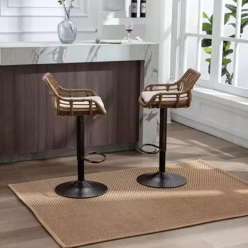 Tabourets de bar modernes pivotants Okak hauteur comptoir, lot de 2, tabourets de bar en rotin réglables avec coussin et repose-pieds, tabourets de comptoir pour la cuisine