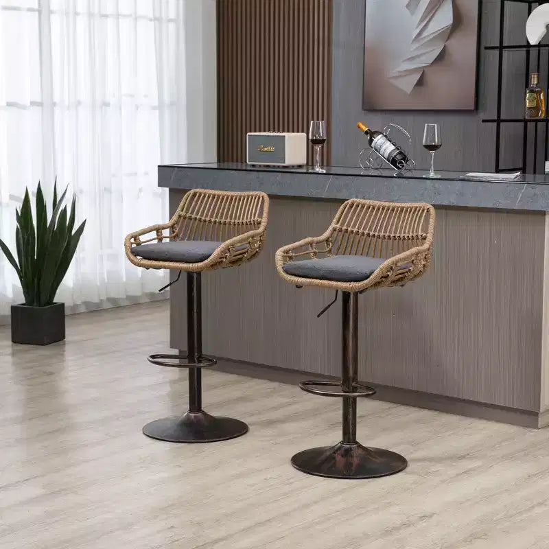Tabourets de bar modernes pivotants Okak hauteur comptoir, lot de 2, tabourets de bar en rotin réglables avec coussin et repose-pieds, tabourets de comptoir pour la cuisine