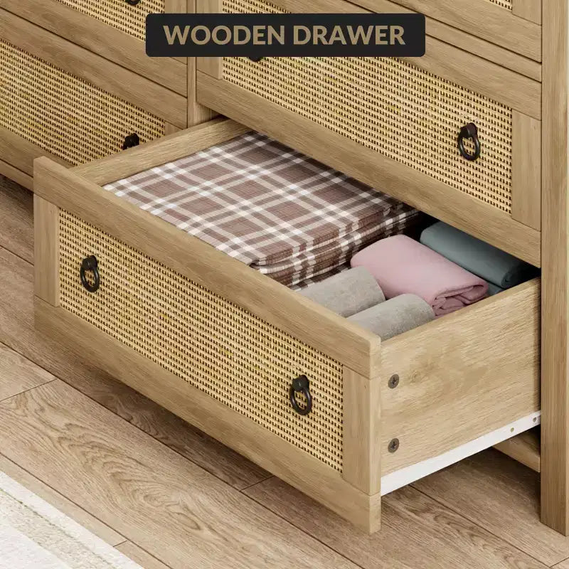 Coiffeuse en rotin de 94 cm de haut avec quatre tiroirs en rotin pouvant également servir d'armoire ; une table de chevet de style bohème.