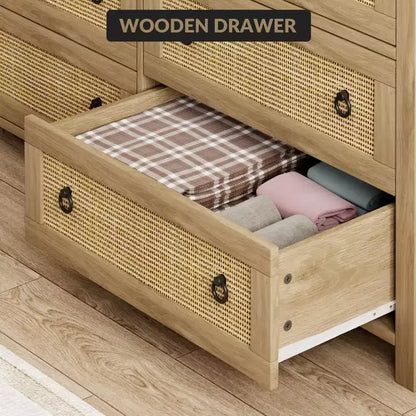 Coiffeuse en rotin de 94 cm de haut avec quatre tiroirs en rotin pouvant également servir d'armoire ; une table de chevet de style bohème.